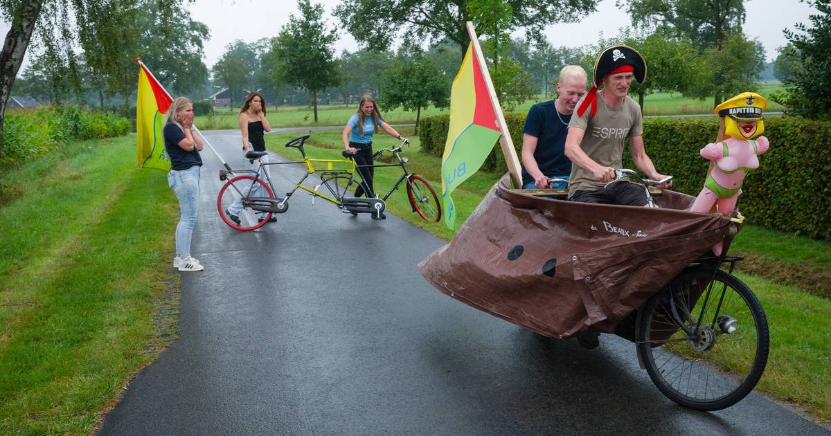 Deze vijf vrienden denderen met de fiets het water in