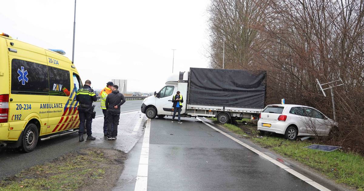 Bestuurder gewond na botsing tussen bakwagen en twee autos.