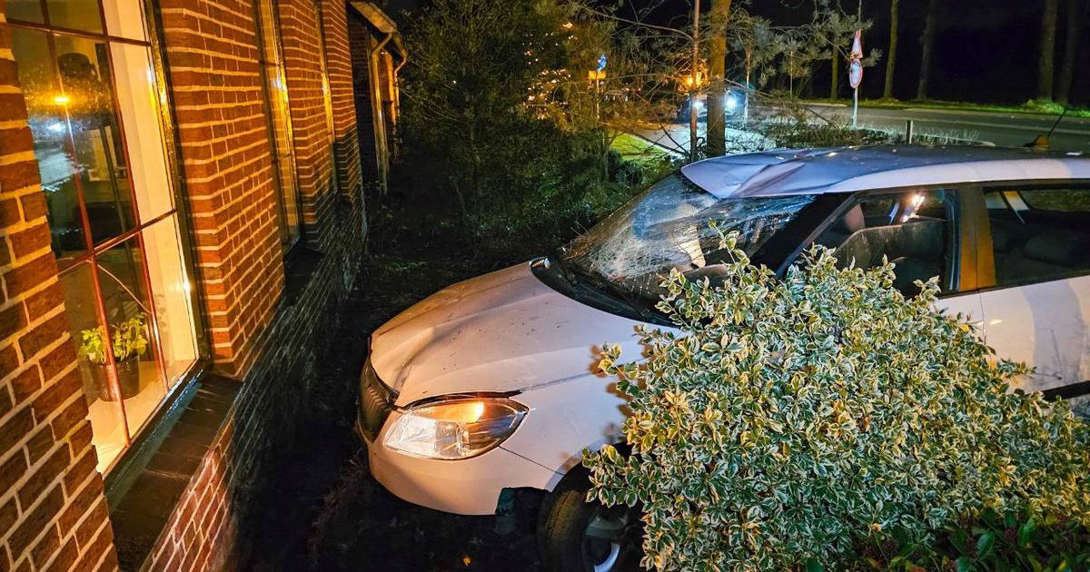 Auto knalt na ongeluk tegen huis in Losser, waar bewoners net televisie zitten te kijken.