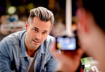 Jan Kooijman voelt BN'ers aan de tand over seks en daten