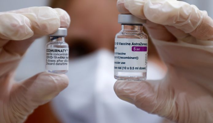 Lege flesjes van de vaccins van Pfizer-BioNTech (genaamd Comirnaty) en AstraZeneca tegen Covid-19.