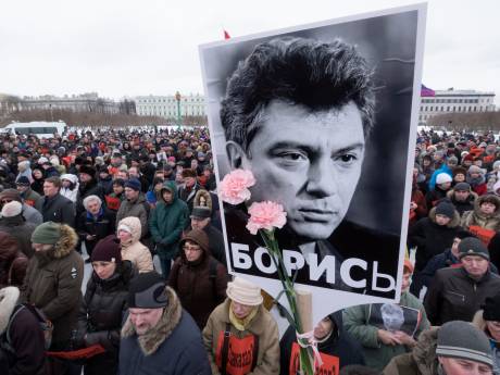 Duizenden Russen de straat op voor Nemtsov