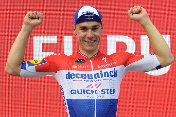 Een glunderende Fabio Jakobsen op het podium na zijn ritzege.