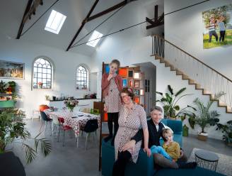 Van de oude gymvloer is een tafel gemaakt: deze oude kerk is nu één van de duurzaamste huizen van het land