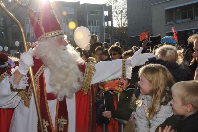 Archieffoto: Sinterklaas met een grote menigte op het Raadhuisplein in Zevenaar. Dit jaar blijft hij niet in het centrum van de stad, maar trekt in een optocht door de verschillende wijken.