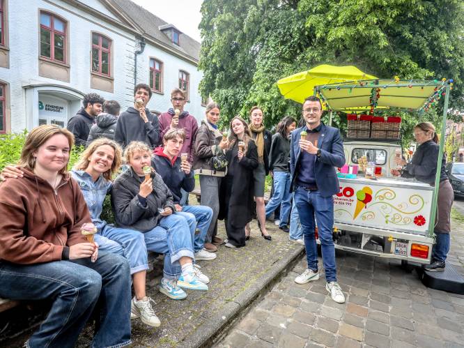 Leerlingen van Atheneum krijgen ijsjes als dank voor deelname aan grote bevraging
