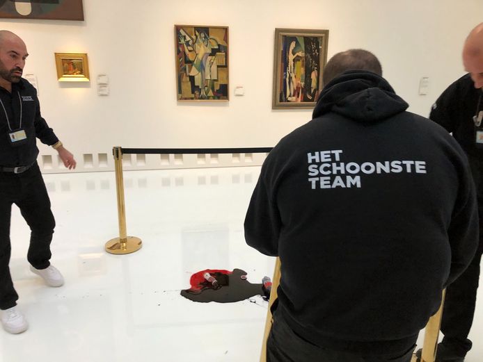 Artisti versano olio e sangue sul pavimento del Museo di Belle Arti di Anversa.