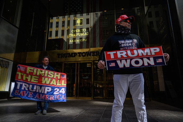 Demonstranten aan de Trump Tower  in Manhattan.