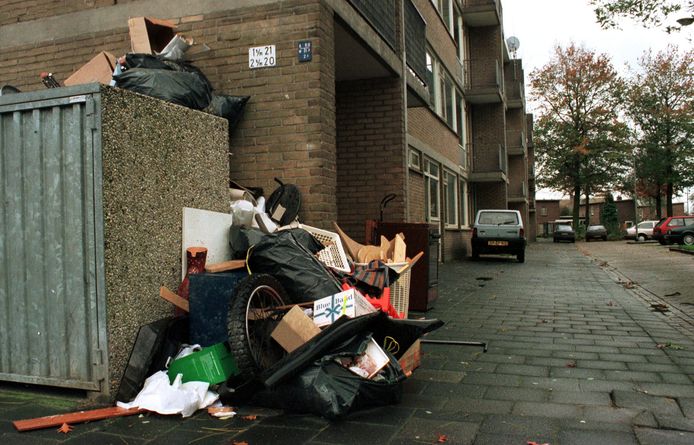 Veel troep blijft in de wijken liggen.