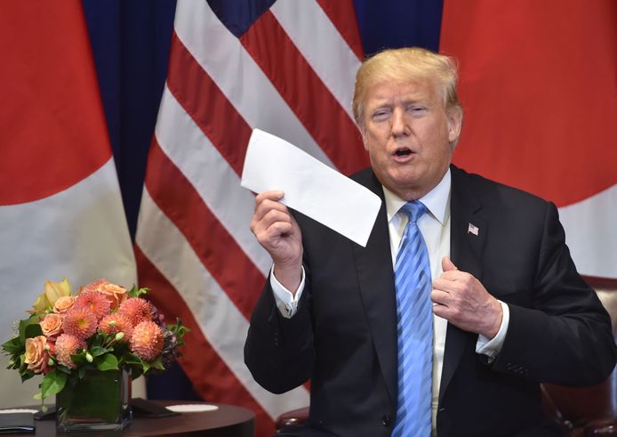Een foto van 26 september 2018. President Donald Trump toont een brief die hij naar eigen zeggen gekregen heeft van Kim Jong-un.
