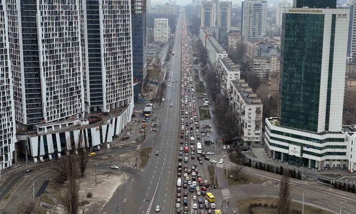 Inwoners van Kiev sluiten aan in de file om de stad te verlaten.