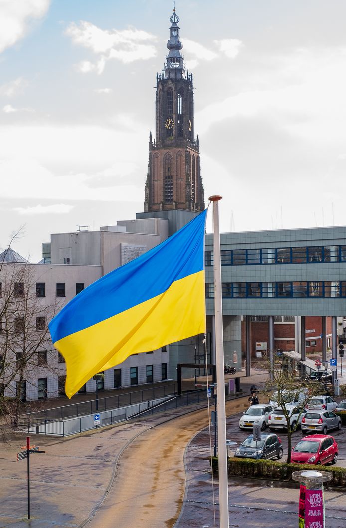 De Oekraïense vlag hangt uit in Amersfoort. Dit weekend zal het gemeentehuis in Baarn in de kleuren van deze vlag verlicht zijn.