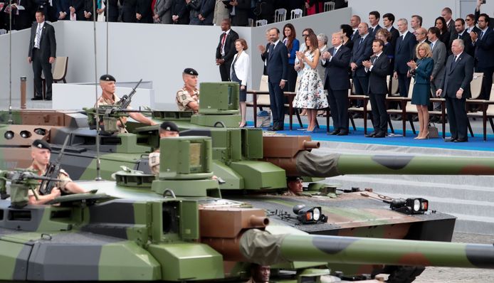 Donald Trump aanschouwt de militaire parade tijdens de Franse feestdag op 14 juli 2017, waar hij het idee opvatte om zo ook Onafhankelijksheidsdag in de VS te vieren.