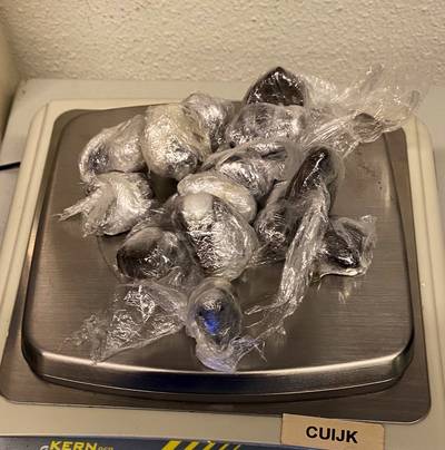 Automobilist aangehouden op A73 met 70 gram hasj, cash en meerdere telefoons