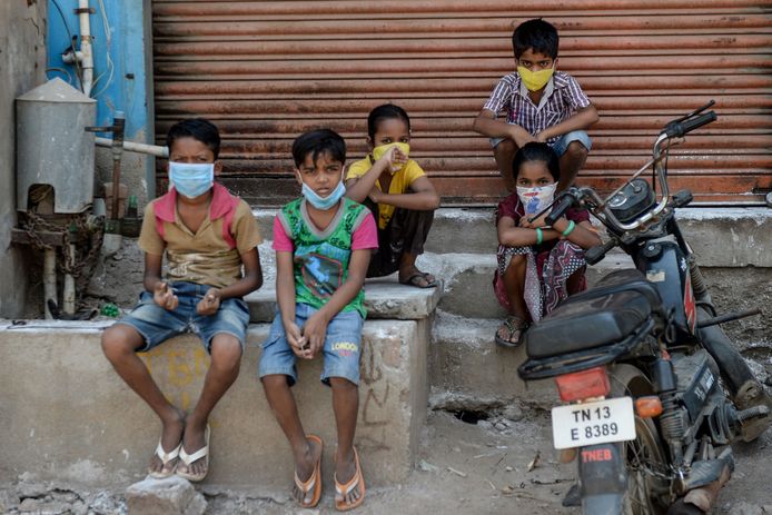 Des enfants immigrés en Inde attendent leur colis alimentaire
