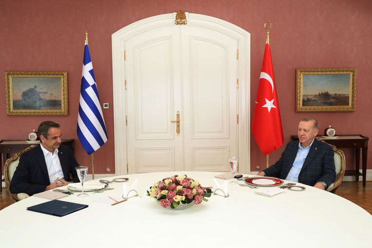 In maart was de sfeer nog een stuk beter. Toen lunchte de Turkse president Recep Tayyip Erdogan (rechts) in Istanbul met de Griekse premier Kyriakos Mitsotakis.  Beeld Mustafa Kamaci / Anadolu Agency / Getty 
