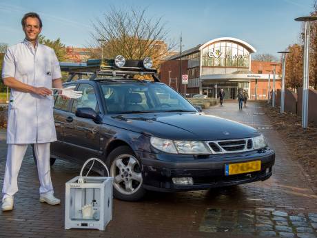 Een nieuwe hand rolt zo uit de 3D-printer van Lars Brouwers