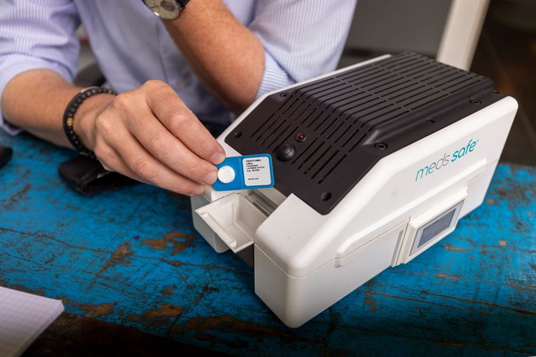 De mannen achter de medicijnkluis zijn trots dat hun uitvinding nu van de tekentafel in de testfase is beland Beeld Werry Crone
