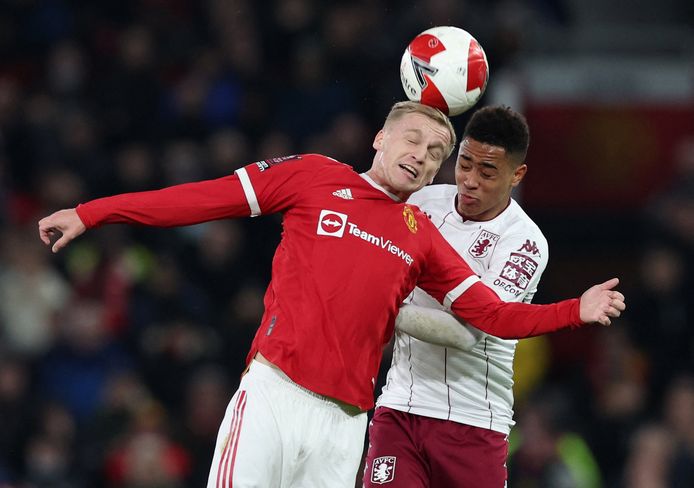 Donny van de Beek vecht een kopduel uit met Jacob Ramsey van Aston Villa.