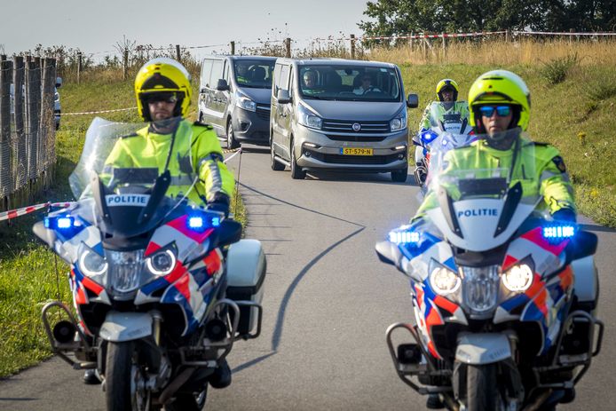Betrokkenen komen aan bij de besloten schouw op de Brunssummerheide in de zaak over de moord op de 11-jarige Nicky Verstappen in 1998. Onder anderen verdachte Jos B. is daar voor de schouw.