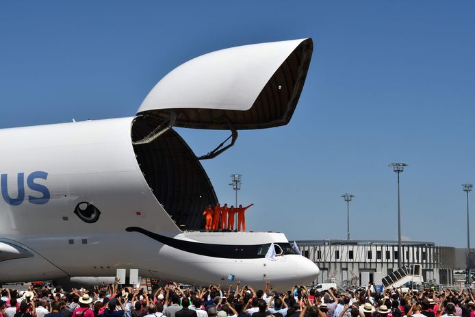 De crew van de Beluga XL begroet werknemers van Airbus na de eerste vier uur durende testvlucht.