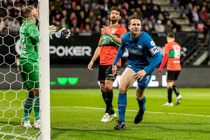 Luuk de Jong loopt juichend weg.