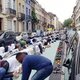 Biddende moslims bezetten straat in Schaarbeek
