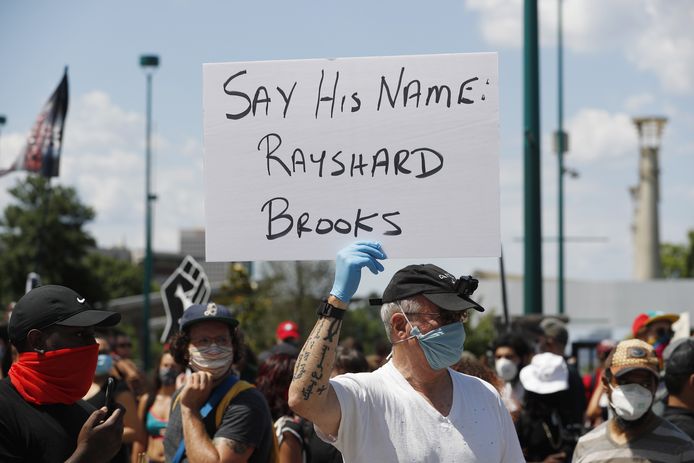 Demonstranten protesteren bij het Georgia Capitol nadat de 27-jarige Rayshard Brooks werd gedood bij een confrontatie met de politie.