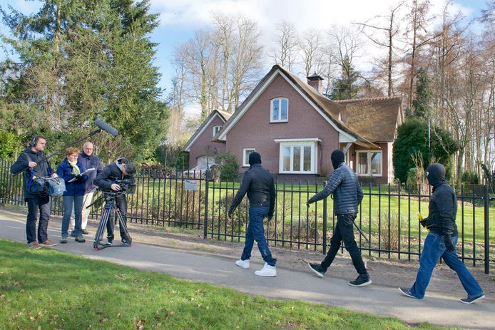Een reconstructie van de woningoverval aan de Schietbergseweg in 2016. Een cameraploeg maakte hier opnames van de 'overvallers' die naar de woning lopen.
