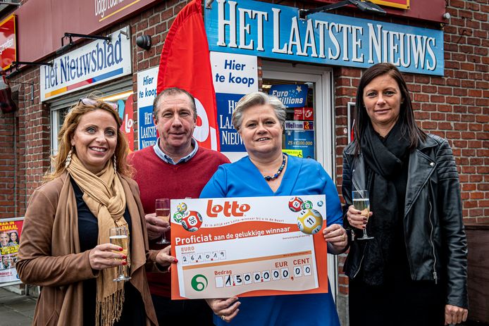 Peter Swaenepoel en Nancy Carlisle van dagbladhandel Swaenepoel ontvingen (symbolisch) de cheque van 1,5 miljoen euro van Caroline Vangoidsenhoven en Joke Casier van de Nationale Loterij.
