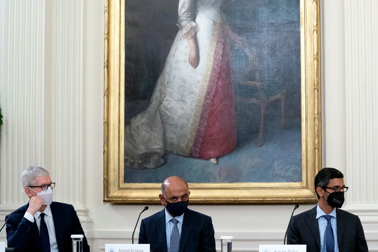Tim Cook (Apple), Arvind Krishna (IBM) en Sundar Pichai (Alphabet, het moederbedrijf van Google) woensdag tijdens hun meeting met Joe Biden in het Witte Huis Beeld EPA