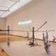Het overzicht van Bruce Nauman is een bij vlagen hels ritje dat je niet meer loslaat  ★★★★☆