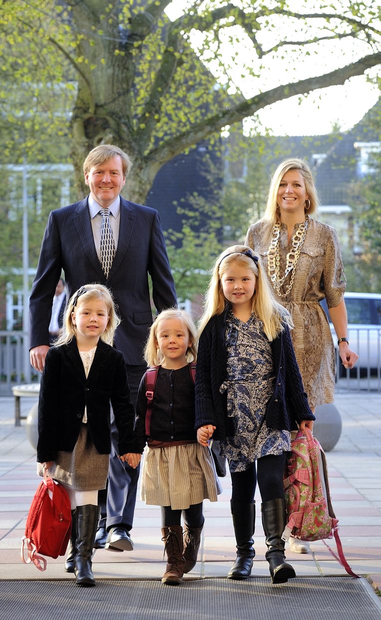 Toen prinses Ariane in 2011 voor het eerst naar de Bloemcampschool in Wassenaar ging, was Amalia al een oudgediende. Een prima moment om het goede voorbeeld te geven, 2011. Beeld ANP /  ANP