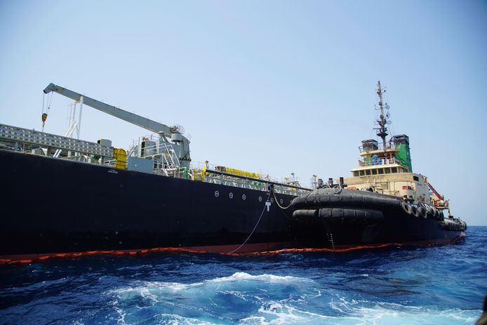 De Japanse tanker Kokuka Courageous, die in juni werd beschadigd door een mijn nabij de Straat van Hormuz. Volgens de Amerikaanse marine had de mijn een ‘treffende gelijkenis’ met mijnen zoals die ook door Iran worden gebruikt.