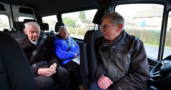 Ouderen met de Plusbus naar Plus voor boodschappen - BN DeStem