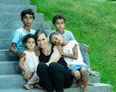 Kim Gevaert met haar kinderen Vice, Romeo, Nora en Lili.
