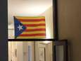 N-VA'ers hangen Catalaanse vlag in Kamer en Vlaams Parlement keurt Catalonië-resolutie goed