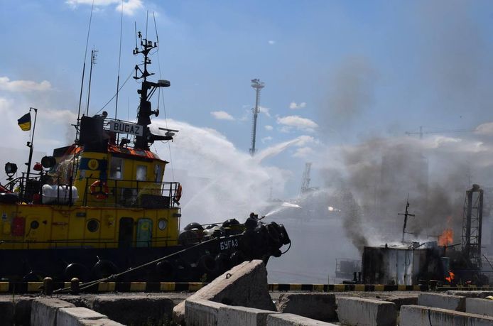 De brandweer bestrijdt het vuur in de haven van Odesa na een Russische raketaanval. (Fot 23 juli)