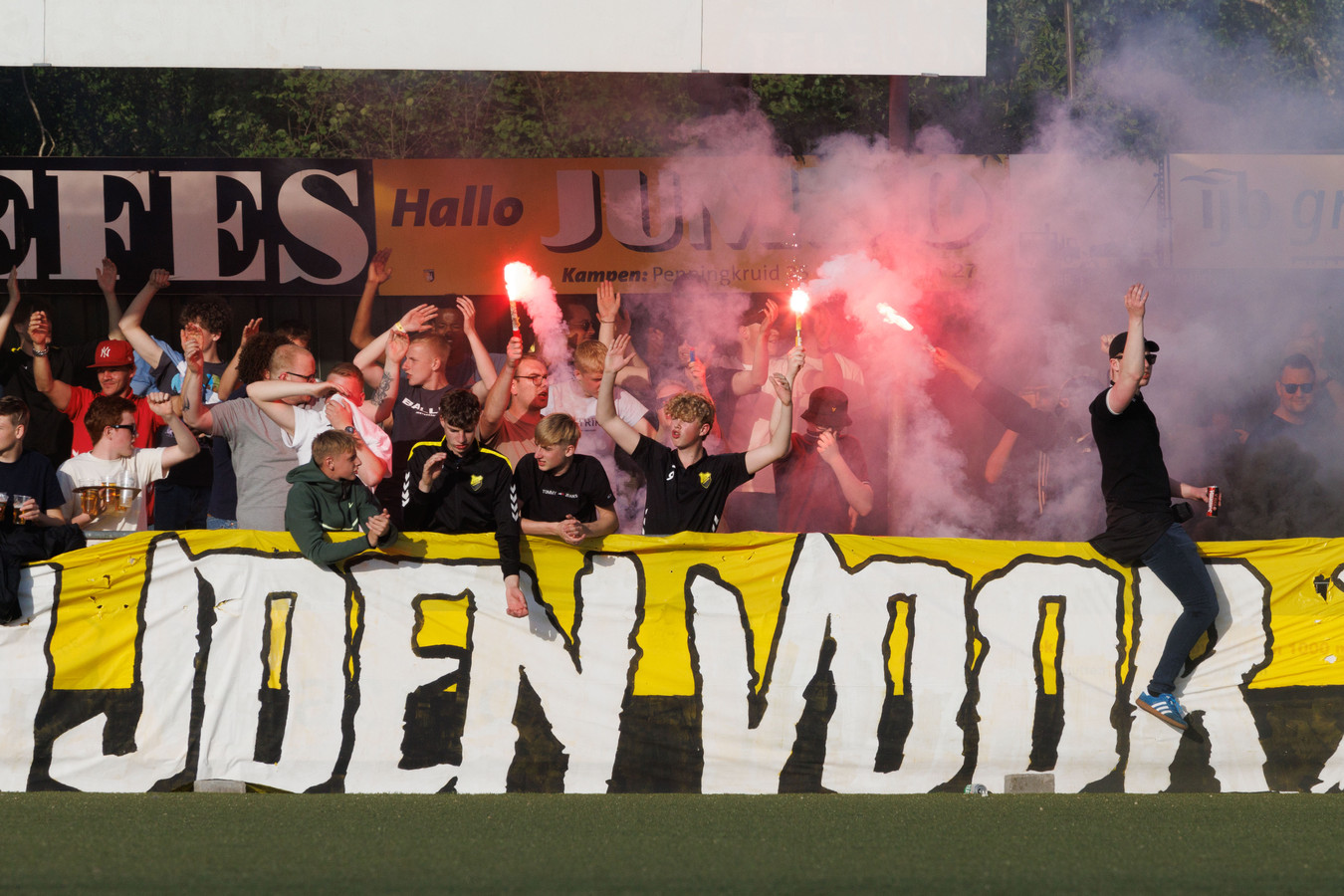 De derby tussen Go-Ahead Kampen en DOS Kampen levert altijd sfeervolle plaatjes op.