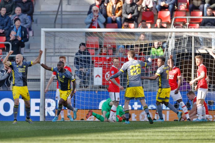 Lutsharel Geertruida (tweede van links) heeft voor de 2-1 gezorgd.