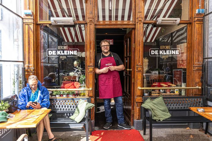 Thomas Veltman in de deurpost van zijn eetcafé. ,,Acute noodzaak tot verkoop is er niet, maar de lol van horeca is er wel behoorlijk af voor mij.''