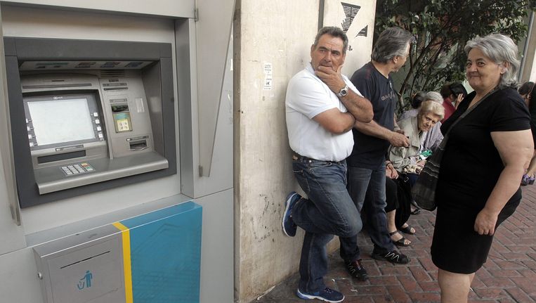 Grieken bij een lege pinautomaat. Beeld EPA