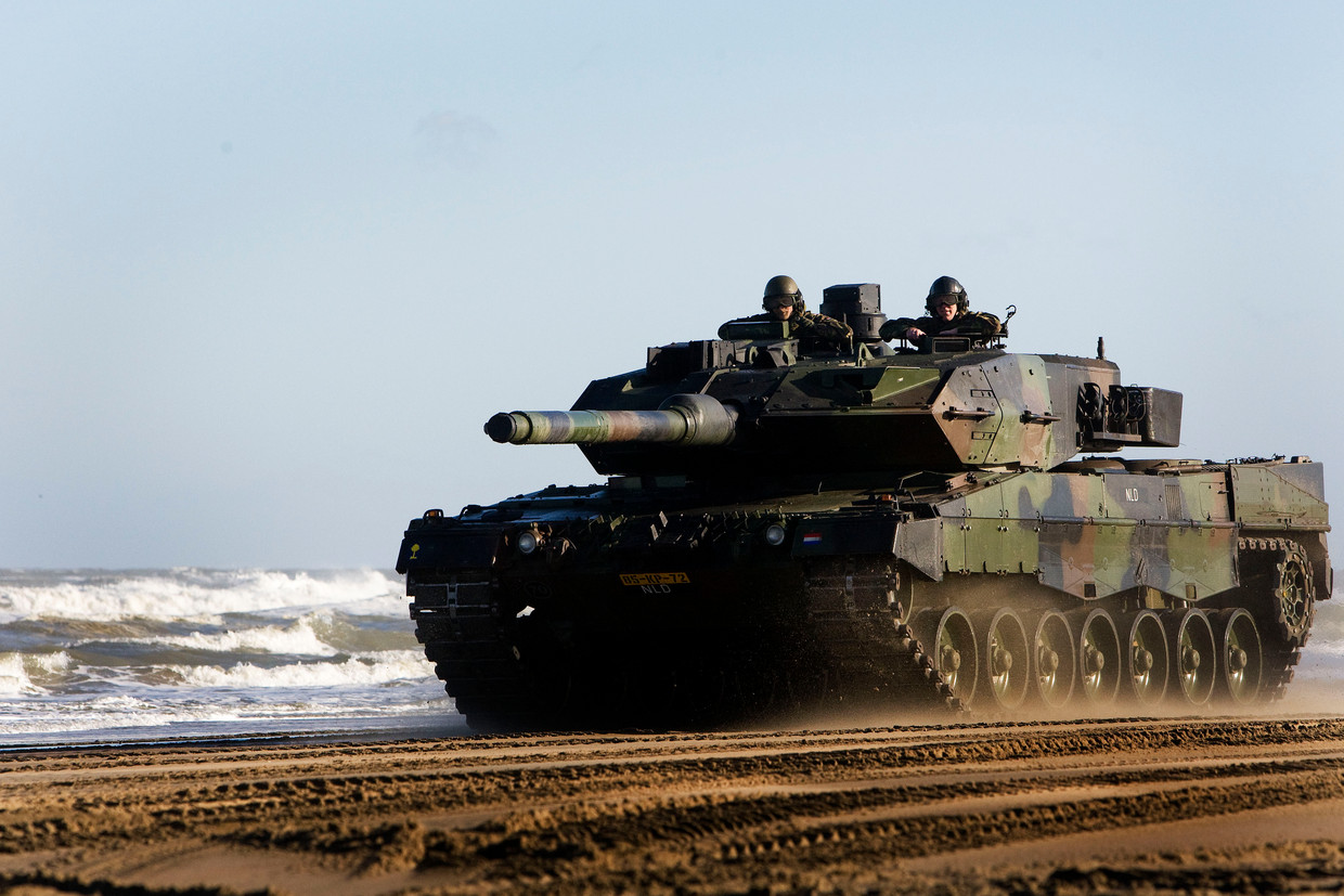 De Leopardtank 2 A6 tijdens een proefrondje op het Noorderstrand van Scheveningen. Beeld ANP