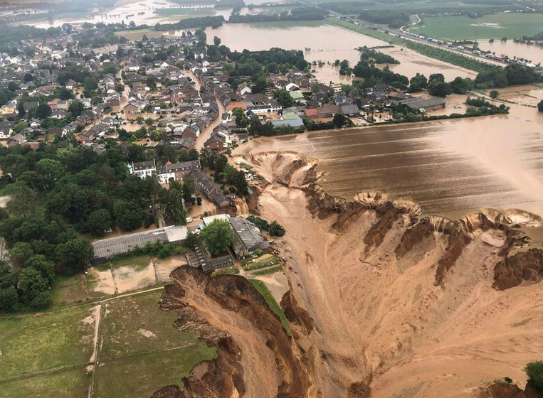 Verwoesting in Erftstadt ten zuidwesten van Keulen door de hevige regenval.  Beeld AFP, via de lokale overheid van Keulen
