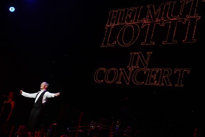 Helmut in actie op het podium.