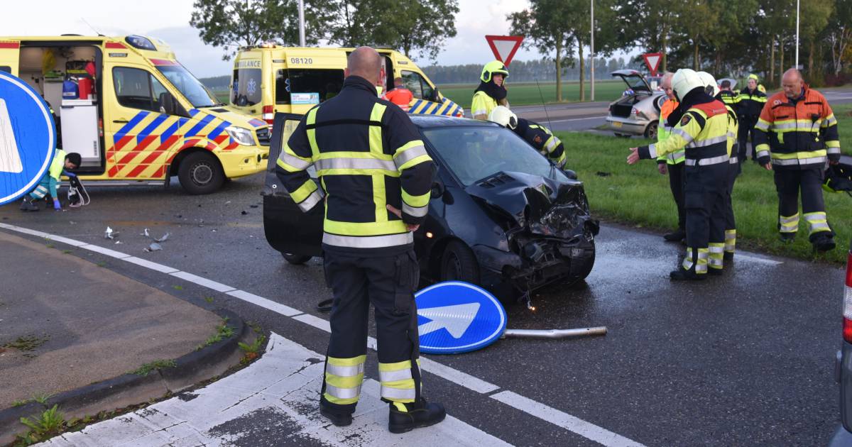 Twee gewonden bij frontale botsing in Beuningen.
