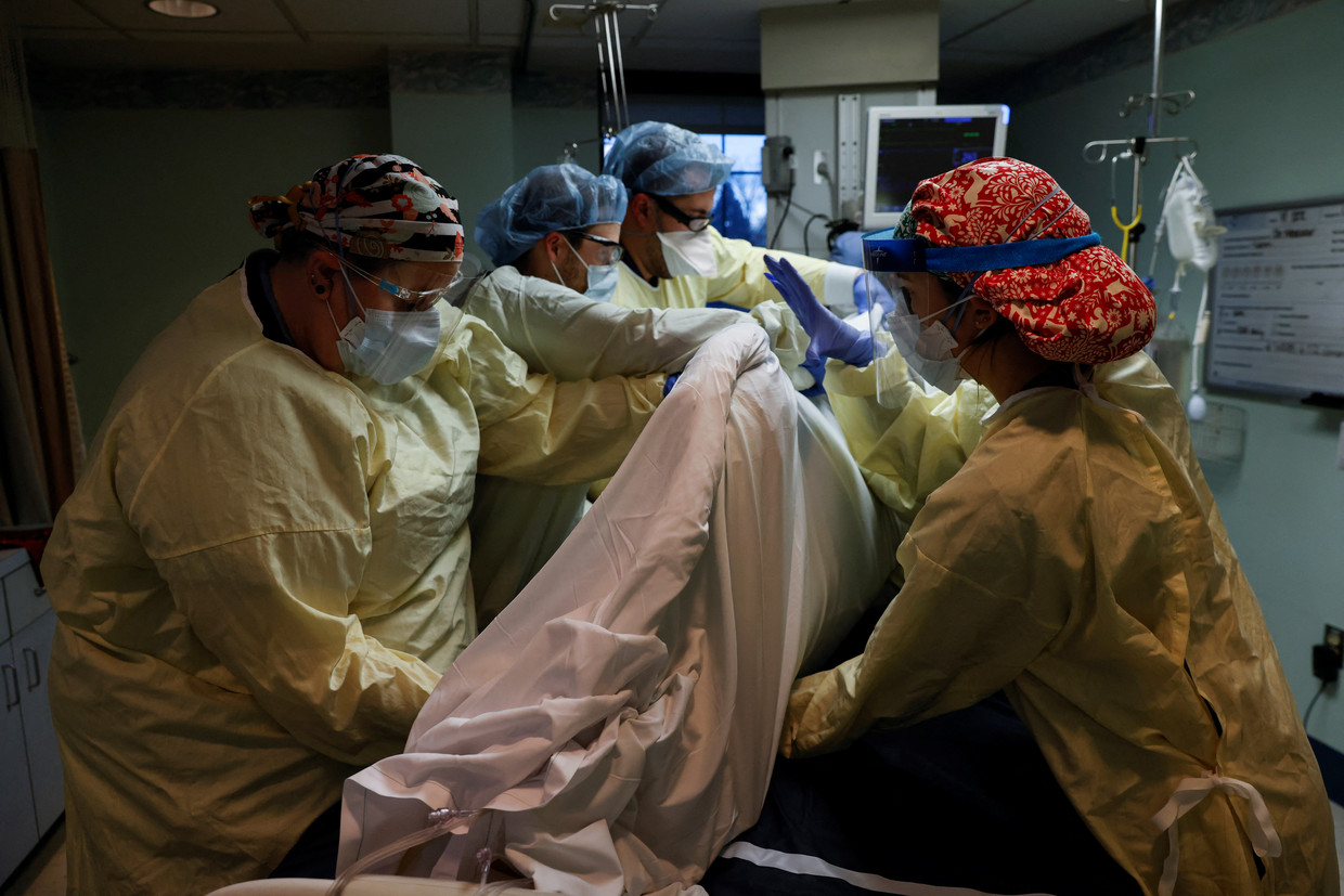 A corona patient is being treated in the ICU of a hospital in Guayaquil Falls, Ohio.  Image by Shannon Stapleton / Reuters