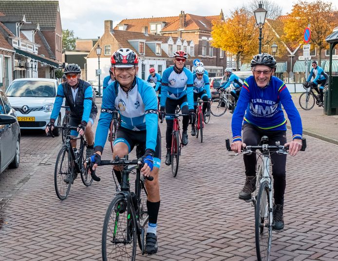 Voorzitter Jan Beije (vooraan) en Piet Boogaard in het donkerblauwe wollen wintershirt van de jaren tachtig gaan voorop als een dozijn fietsers van Toerclub Walcheren vertrekt voor de sluitingstocht van 2020.