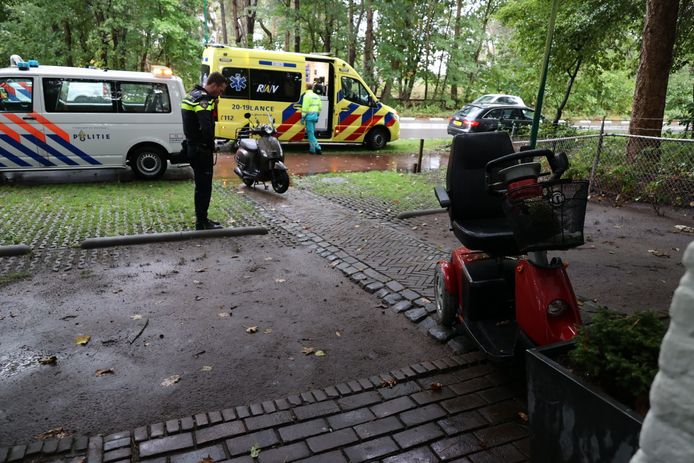 Een man op een scootmobiel is woensdagmiddag gewond geraakt bij een aanrijding met een scooter aan de Finantiën in Loon op Zand.
