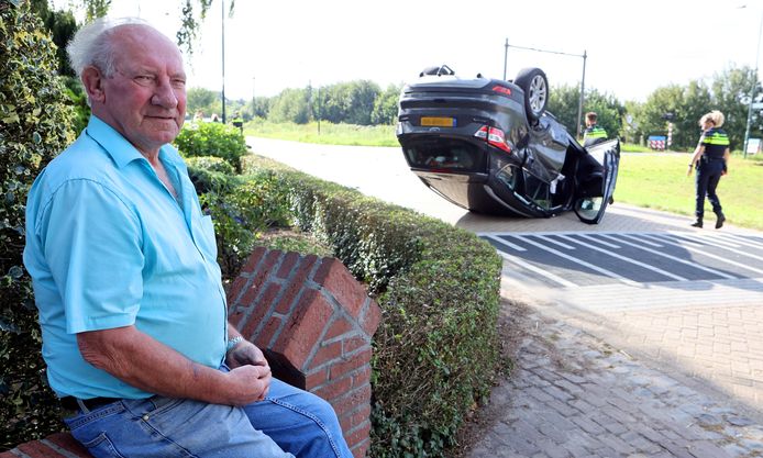 Gerard Verhoeven, zittend op zijn muurtje, waar hij het verkeer op de kruising Brabantsehoek met de Gommelsestraat vaak observeert.